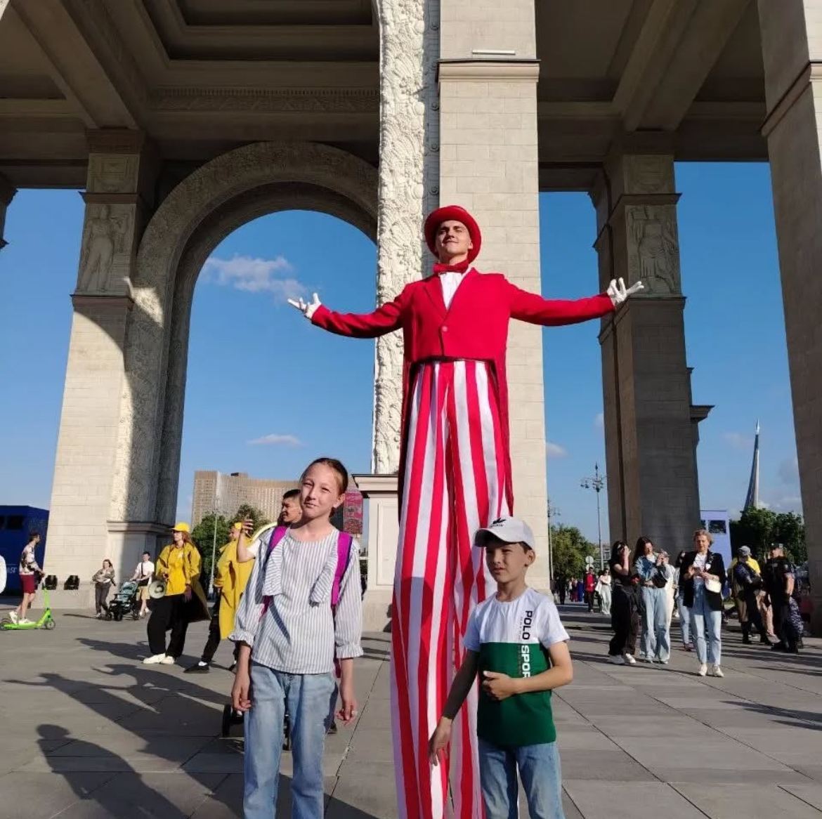 Ходулист с гостями